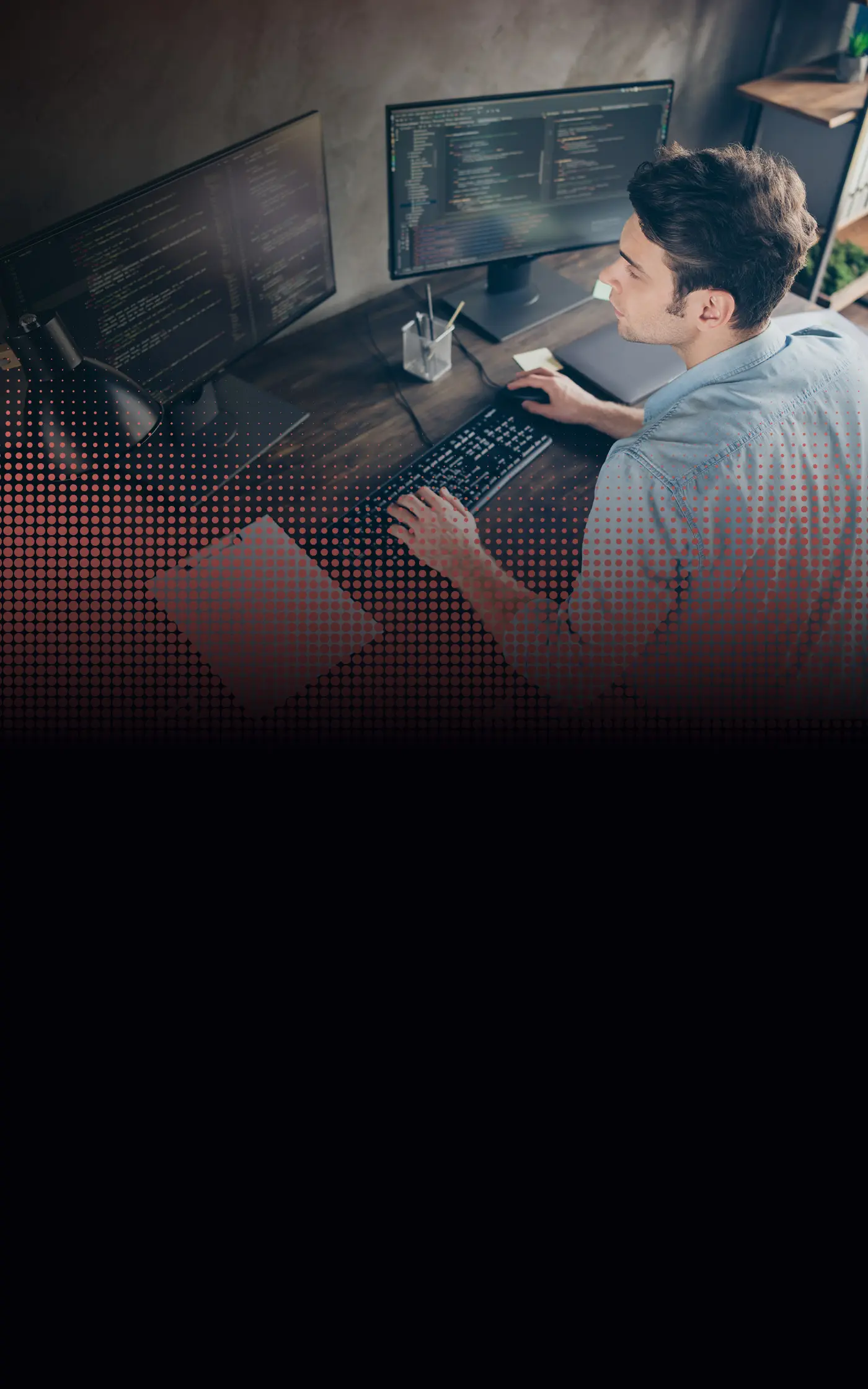 Une personne travaillant devant un ordinateur